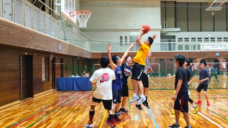 Basketball in Osaka with local players! - Getting ready for the three-hour session