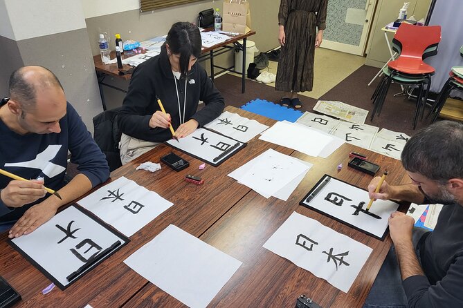 Calligraphy Workshop in Namba, Dotonbori - Teacher Nao and the English support