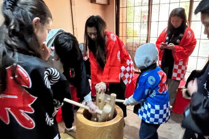 【Family Friendly】Traditional Mochi Pounding Experience - Steaming Rice Before the Pounding Begins