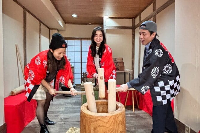 【For adult】Traditional Mochi Pounding Experience with Tasting - Steaming the glutinous rice