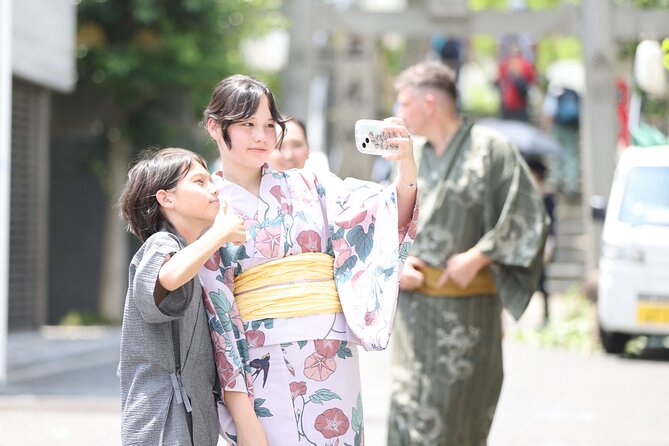 Kimono Rental Photoshoot Experience in Osaka - Choosing between a kimono and yukata