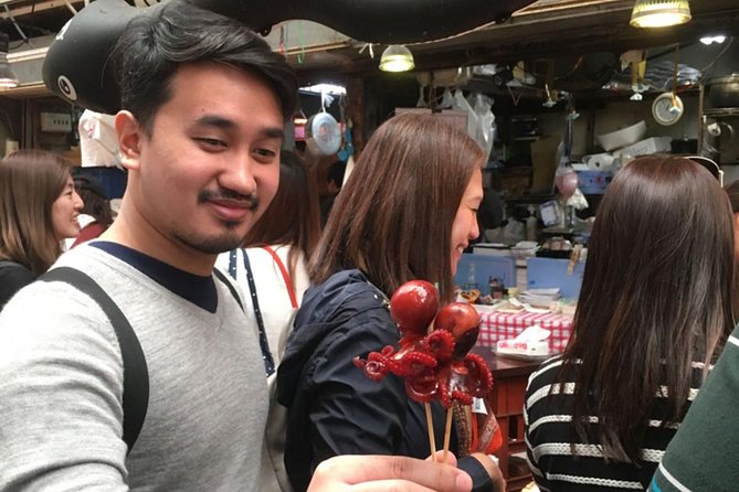 Kuromon Market Food Walking Tour in Osaka (6 stops, 6 tastes) - Why a guide helps inside the market