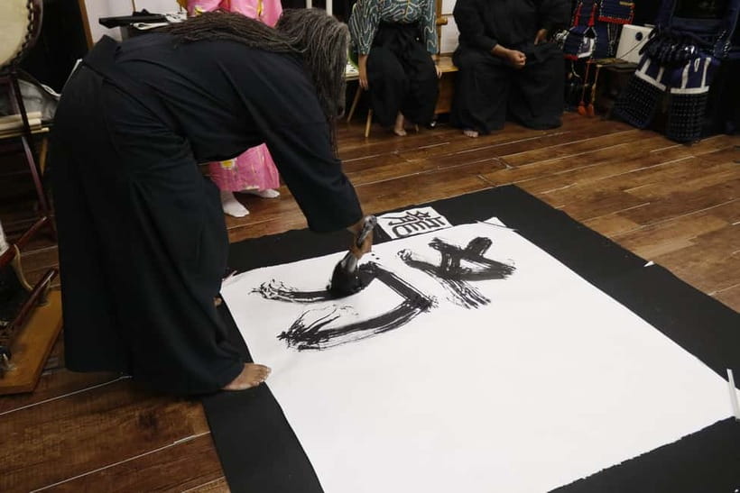 Learning Shodo with a kimono and Trying Samurai Calligraphy - Trying the oversized samurai brush