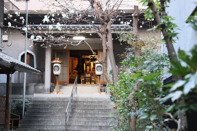 Osaka:Bamboo Healing Massage at the Temple <90-min> - The first pause: a scented foot bath