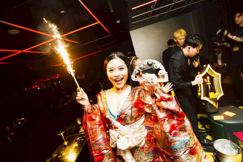 Osaka Dotonbori:GIRAFFE Nightclub Ticket with Drink/VIP Plan - Music, lights, and the EBIKEN stage show