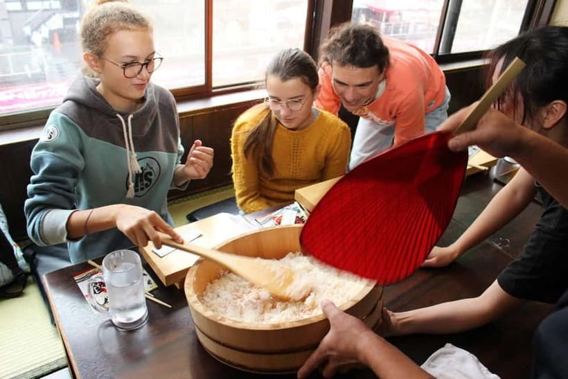 Osaka Dotonbori: Hand Roll Sushi Experience - A sushi lesson in the middle of Dotonbori