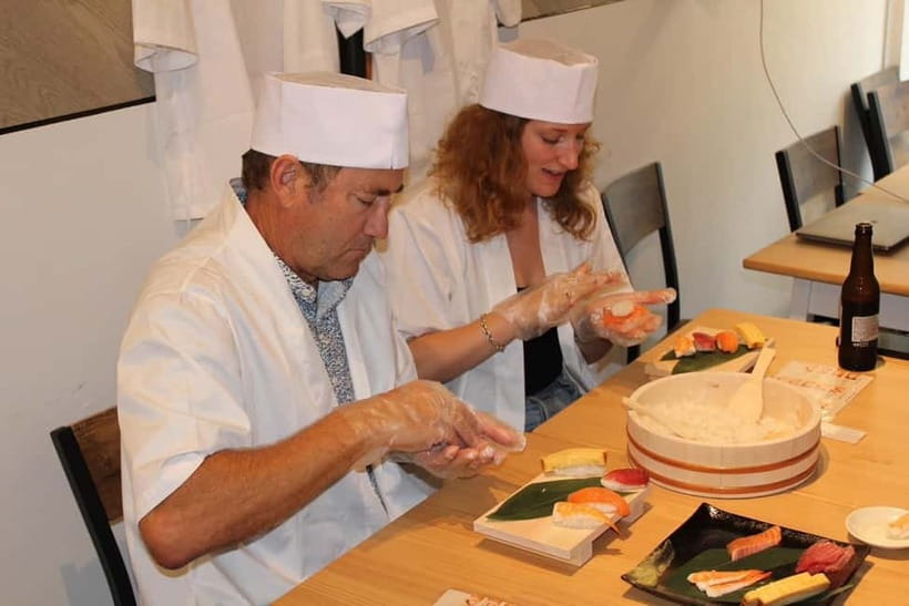 Osaka Dotonbori: Sushi Making Experience - Twelve pieces to eat, not just admire