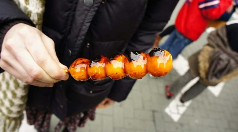 Osaka: Food Tour Kuromon Market & Dotonbori with Guide - Dotonbori and the Glico sign
