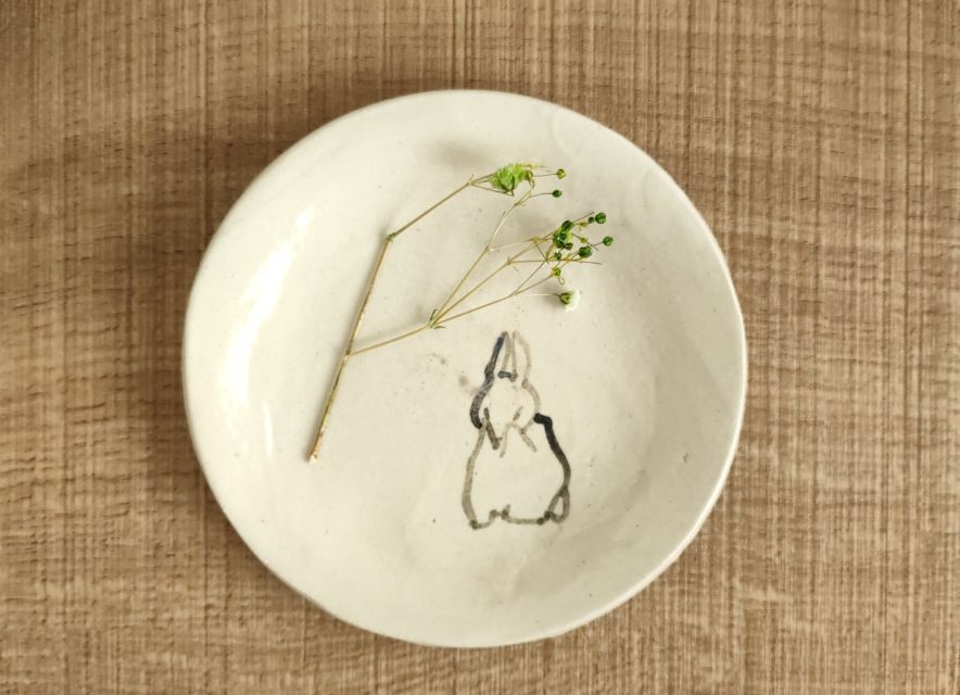 Osaka: Private Ceramic Painting Workshop - Painting a dish with Japanese images