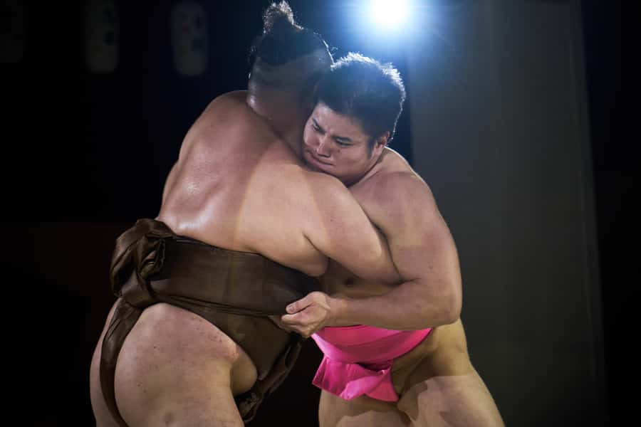 Osaka: Sumo Show & Experience w/ Optional Kimono & Hot Pot - Photos with the rikishi after the show