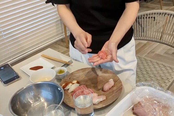 Osaka Sushi Cooking Class - Rolling maki without losing the filling