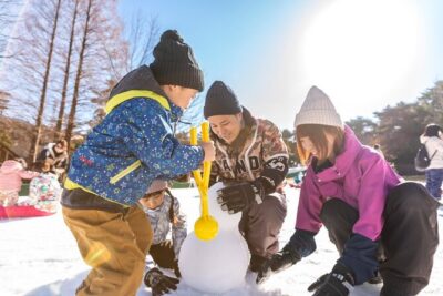 Play with Snow Crab Buffet Lunch and Strawberry Picking Bus Tour